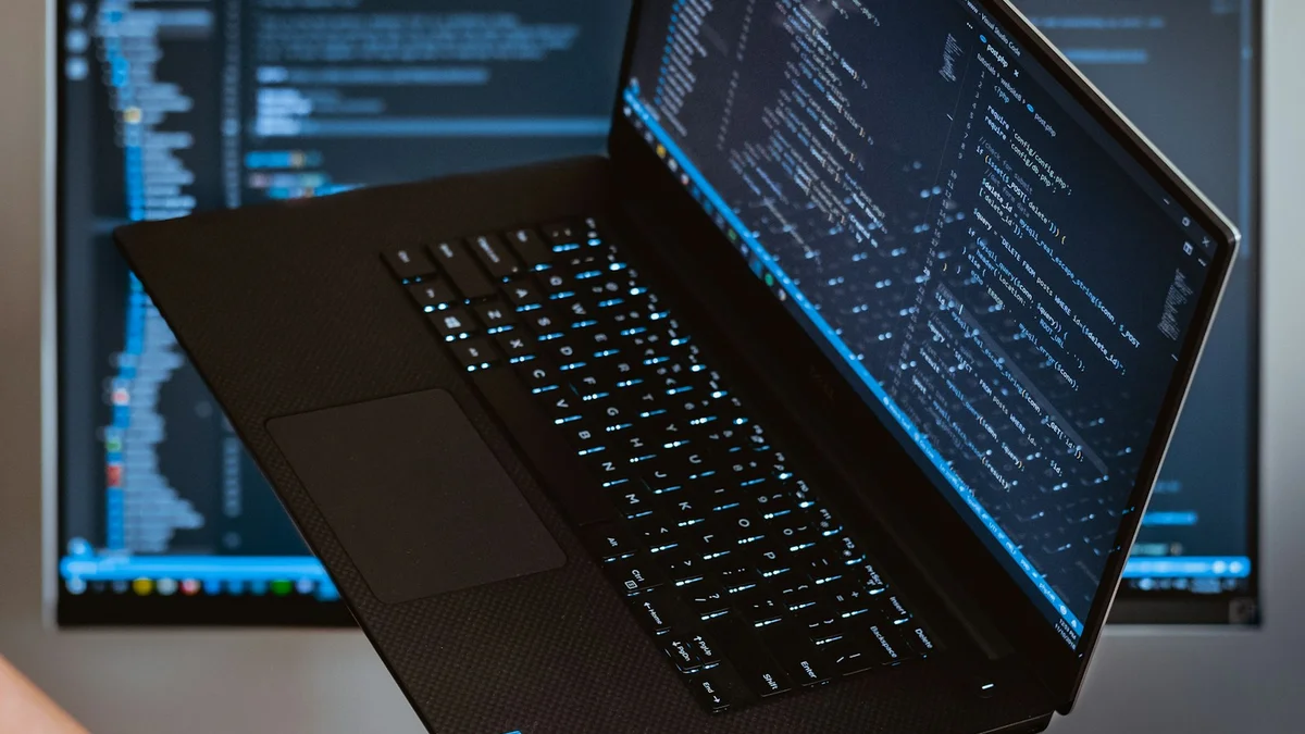 Laptop dengan editor kode untuk pengembangan dan konfigurasi server web