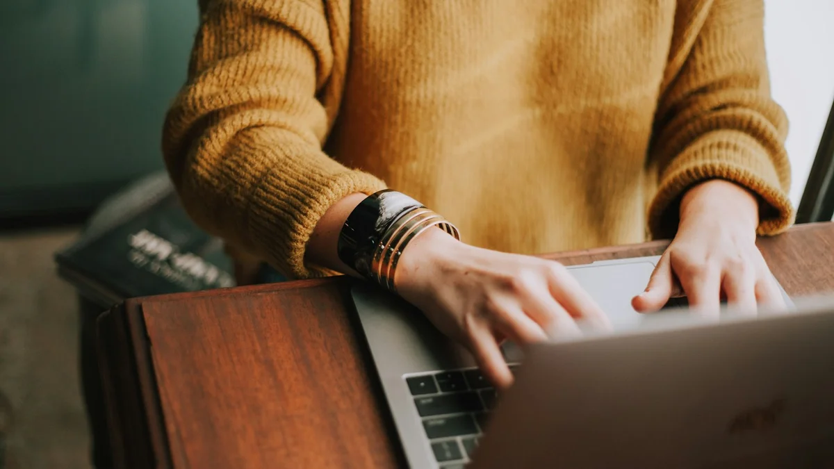 Pengguna bekerja di laptop untuk menyelesaikan pekerjaan desain