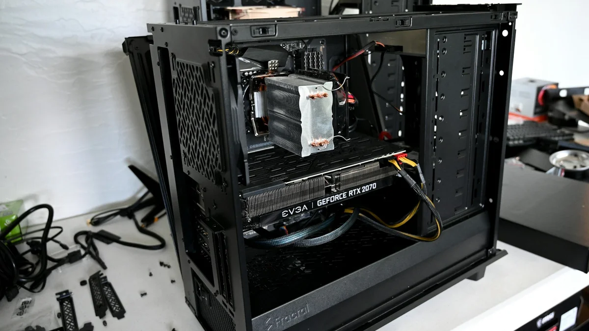 Komponen di dalam casing komputer desktop yang terbuka