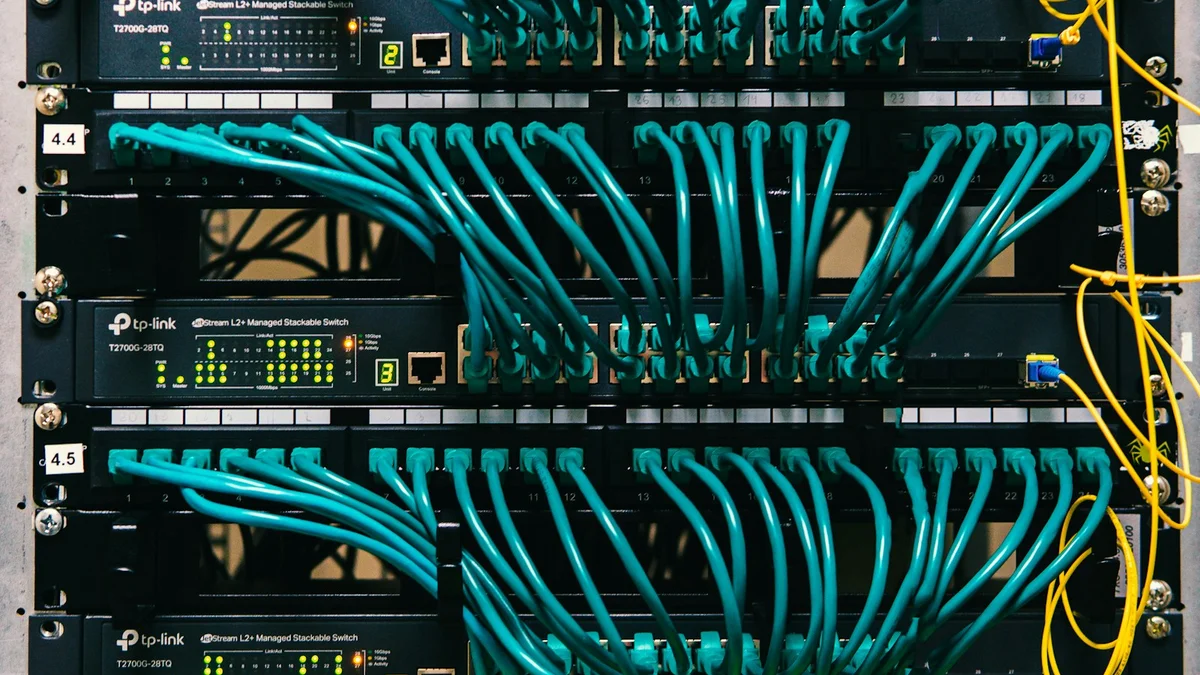 Kabel jaringan terhubung ke perangkat dalam rak server