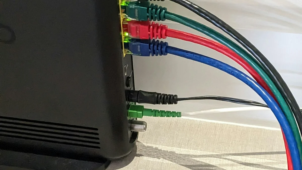 Kabel Ethernet terhubung ke port router jaringan