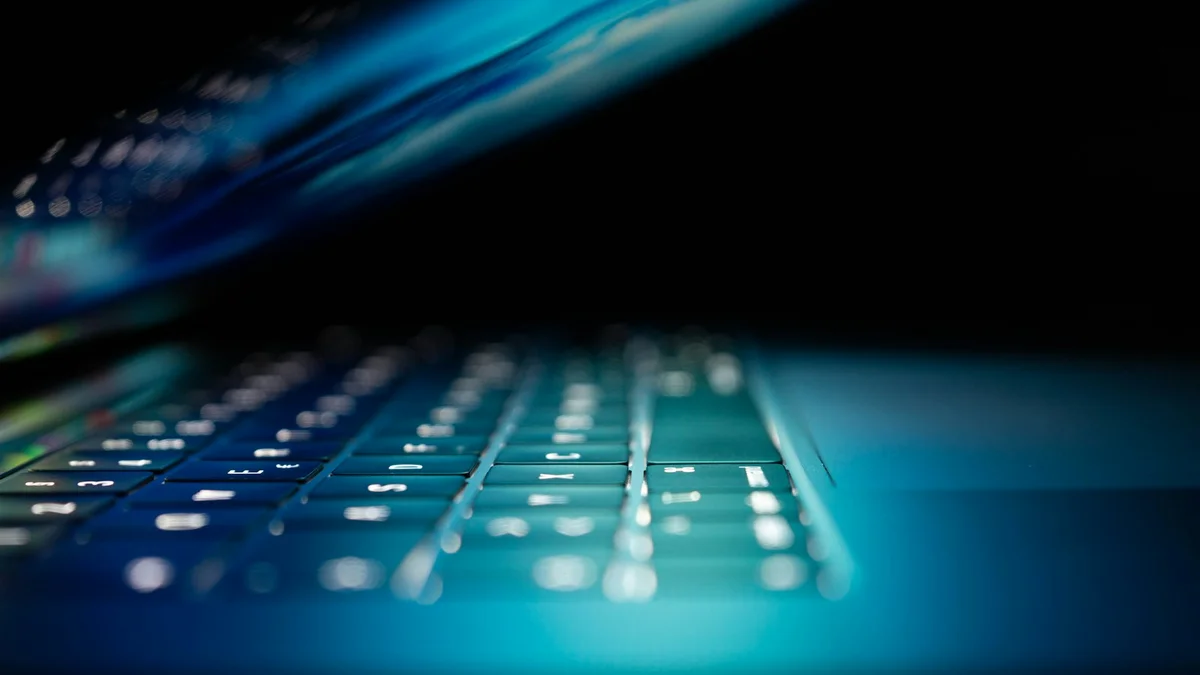 Keyboard laptop untuk pembahasan perlindungan komputer dari malware