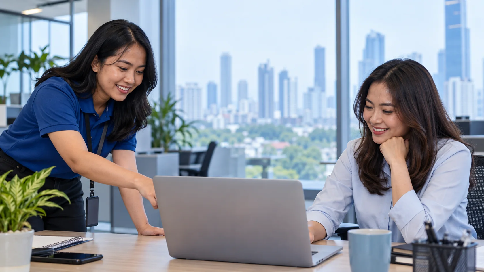 Ilustrasi teknisi wanita membantu pengguna laptop di kantor
