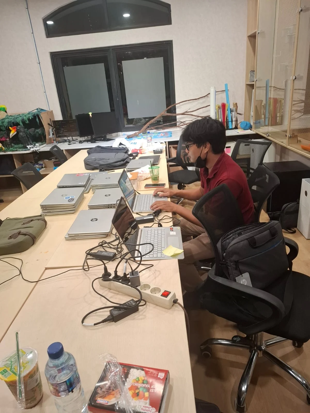 Teknisi menangani laptop di meja kerja EduALL, Jakarta Barat